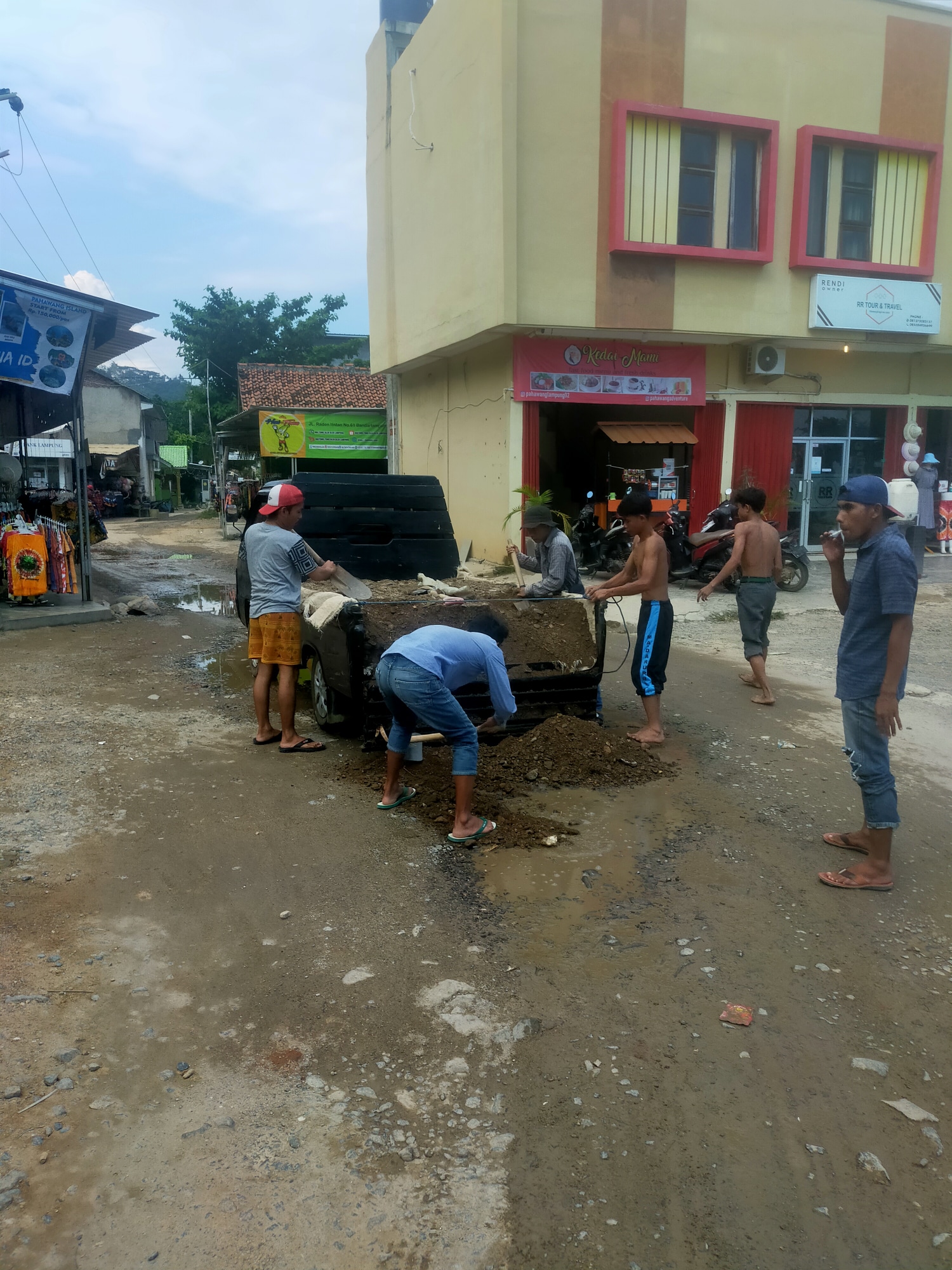 Perbaiki Jalan Rusak Pokdarwis Bmw Gelar Kegiatan Gotong Royong Batu