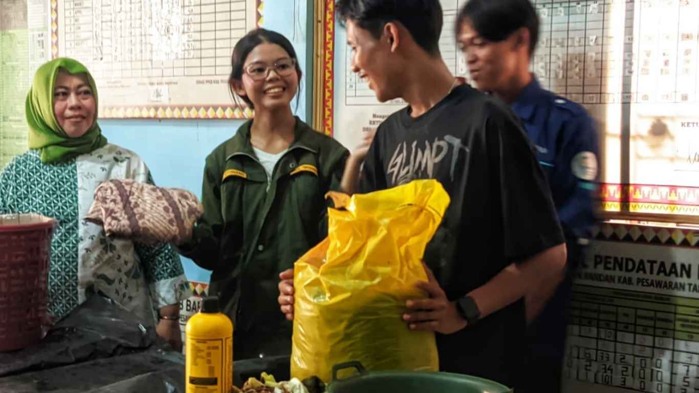 Mahasiswa KKN Tematik Kelompok 45 ITERA Sosialisasikan Pembuatan Kompos Takakura di Desa Batu Menyan