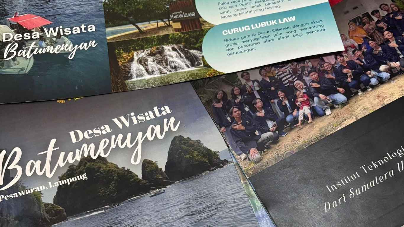 Mahasiswa KKN Tematik Kelompok 45 ITERA Desain Booklet Wisata sebagai Media Promosi Destinasi Wisata Desa Batu Menyan